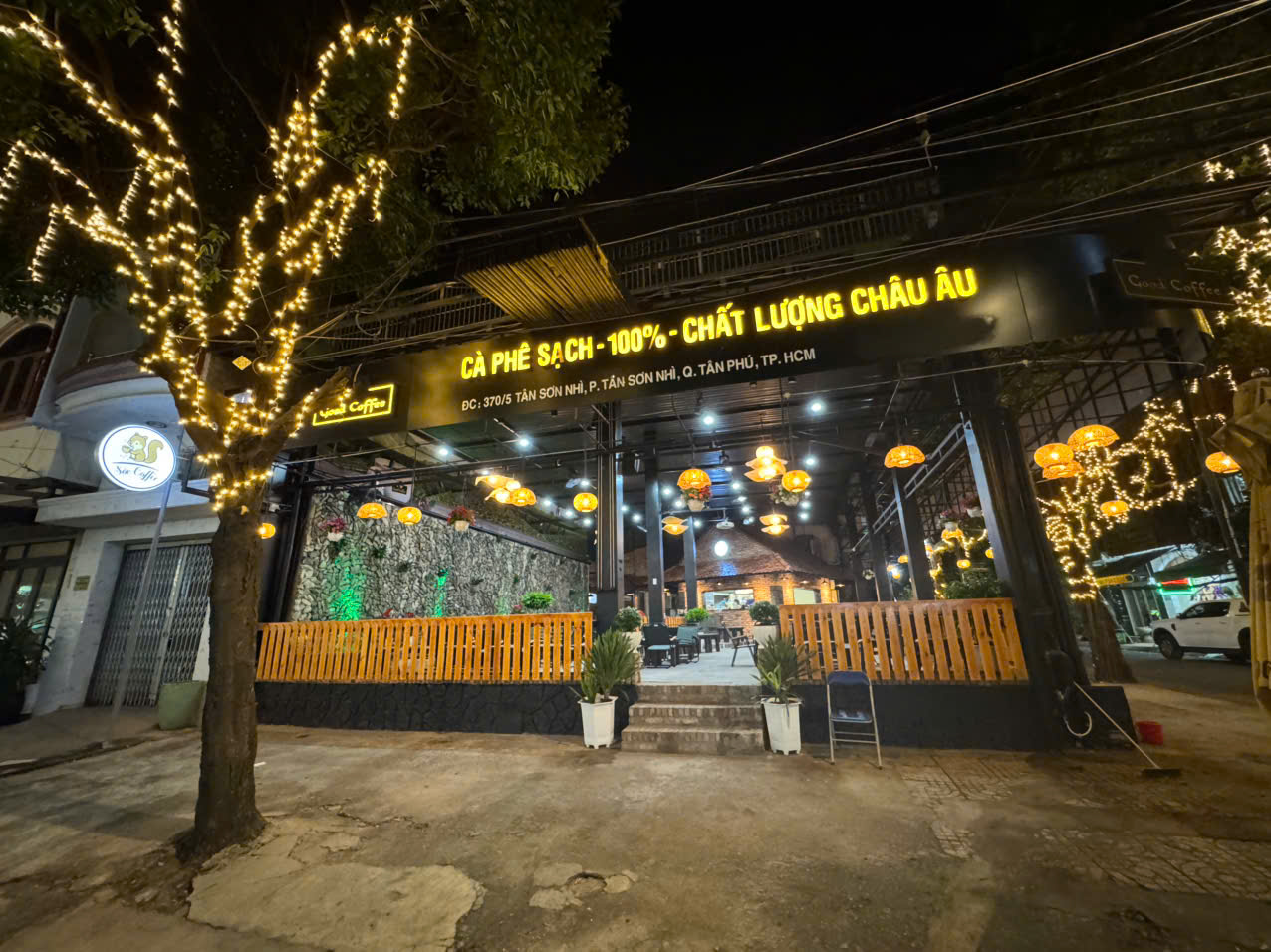 Khu vực ngoài trời Sóc Coffee Tân Phú